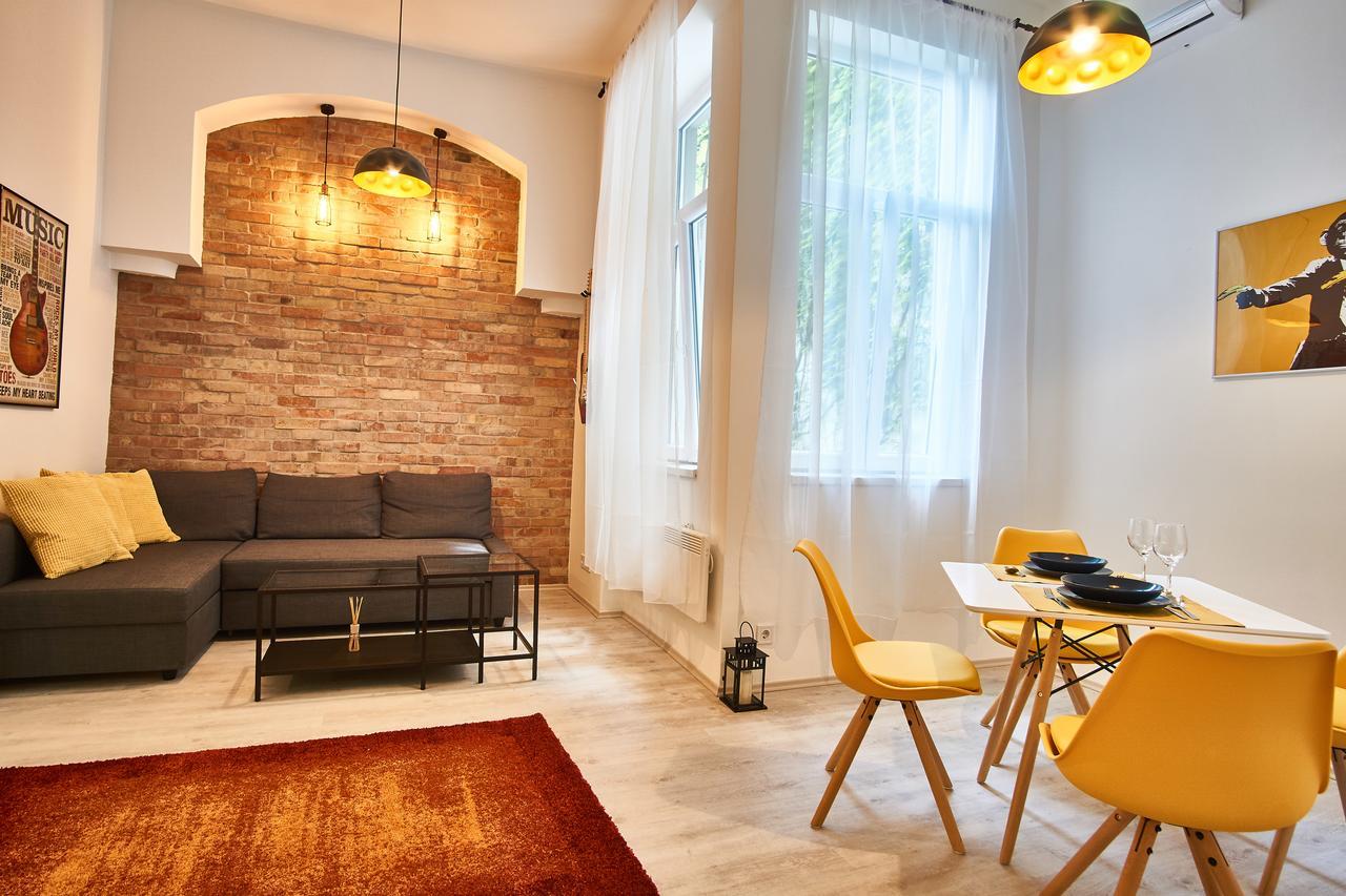 Design Apartment In The City Center With Ac Budapest Luaran gambar